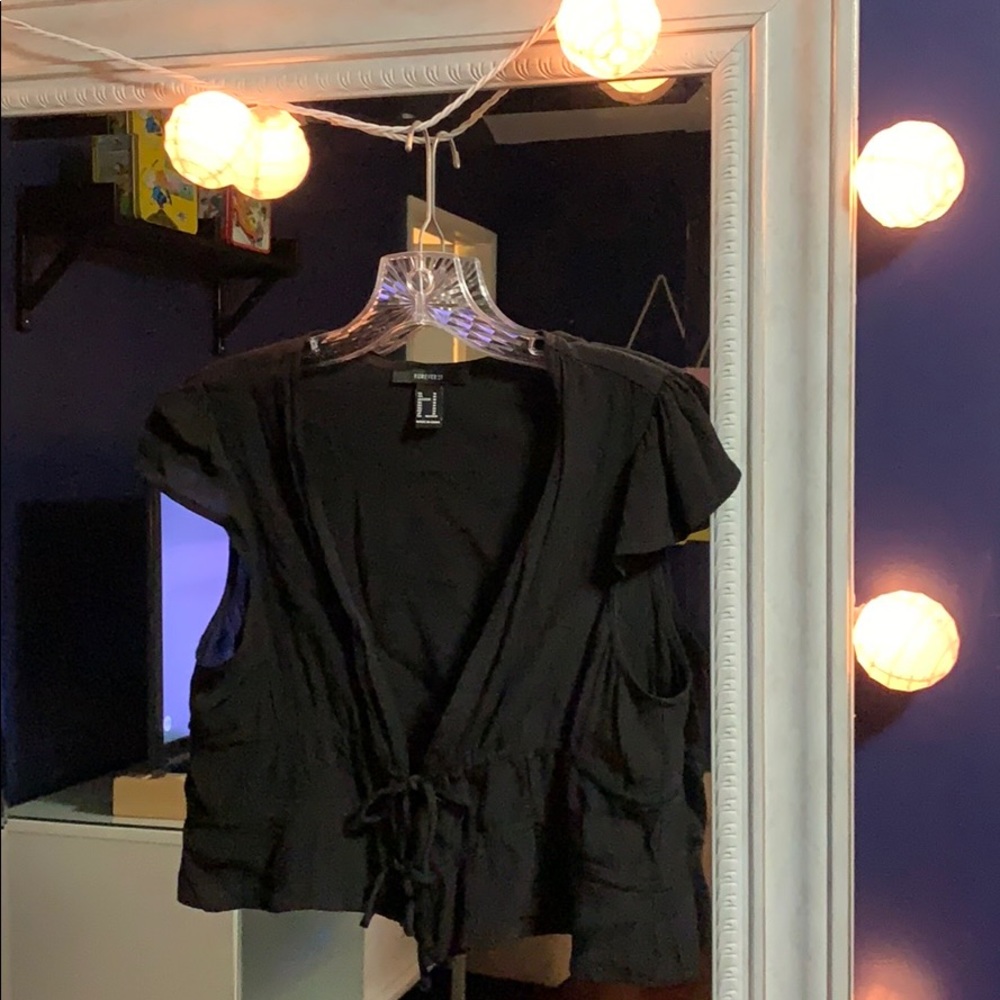 Black Forever 21 tie front crop top
